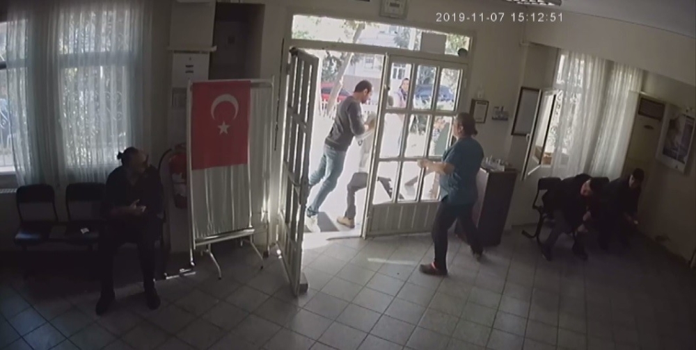 İzmirde Yine Doktora Şiddet: O Anlar Kamerada