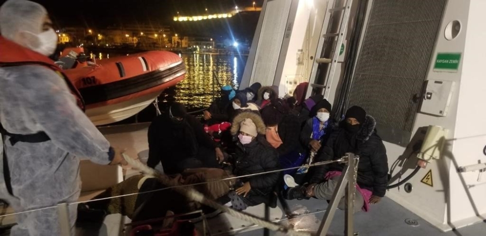 İzmir’de Yunan unsurları tarafından geri itilen 69 düzensiz göçmen kurtarıldı