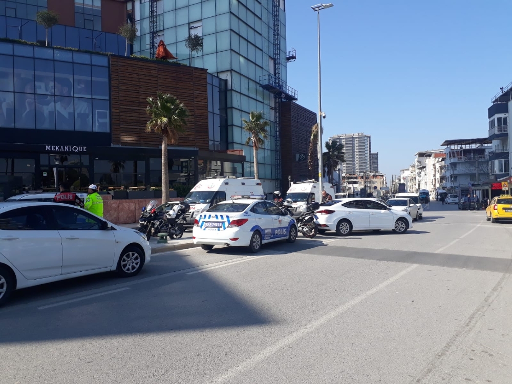 İzmir’deki alışveriş merkezinde hareketli dakikalar