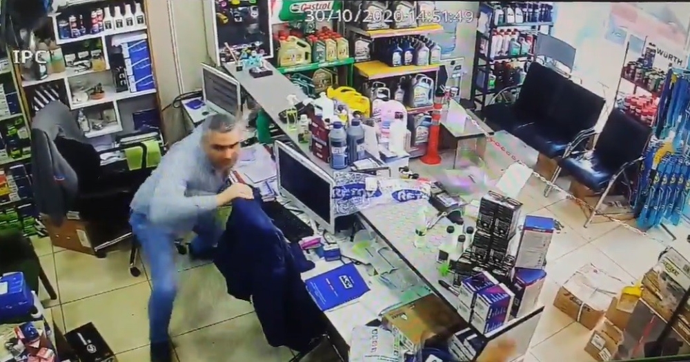 İzmir’deki depremde iş yerinde yaşanan panik anları kamerada