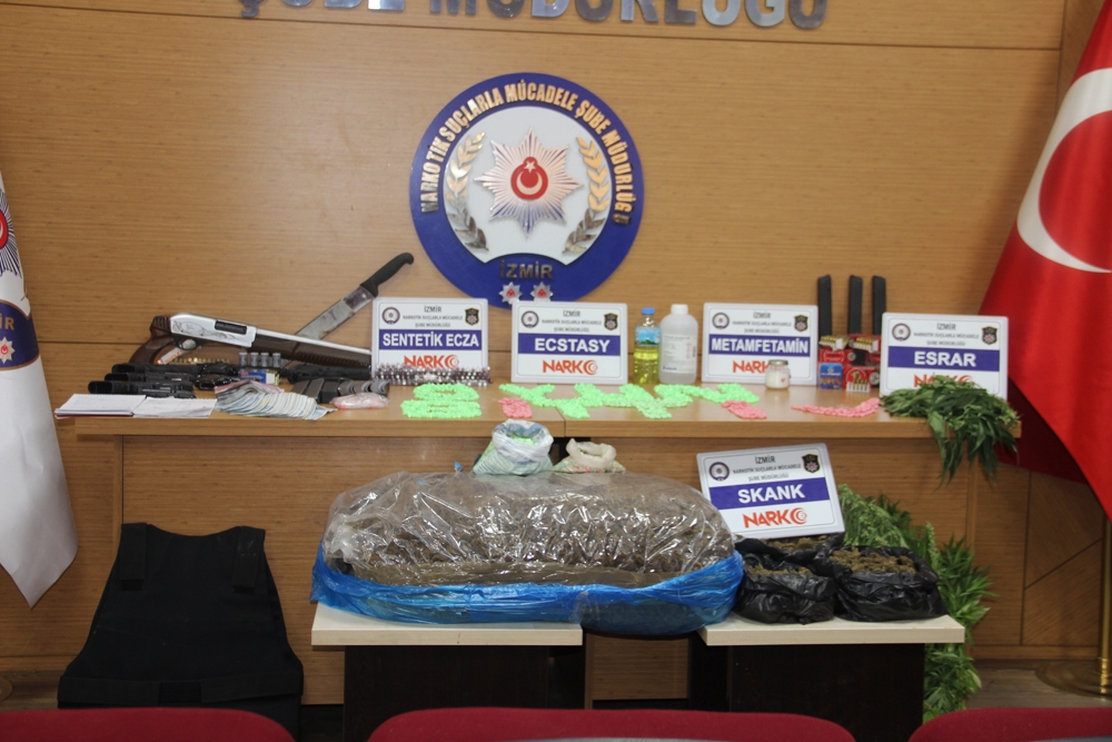 İzmir’deki dev uyuşturucu çetesi operasyonuna 800 polis katıldı
