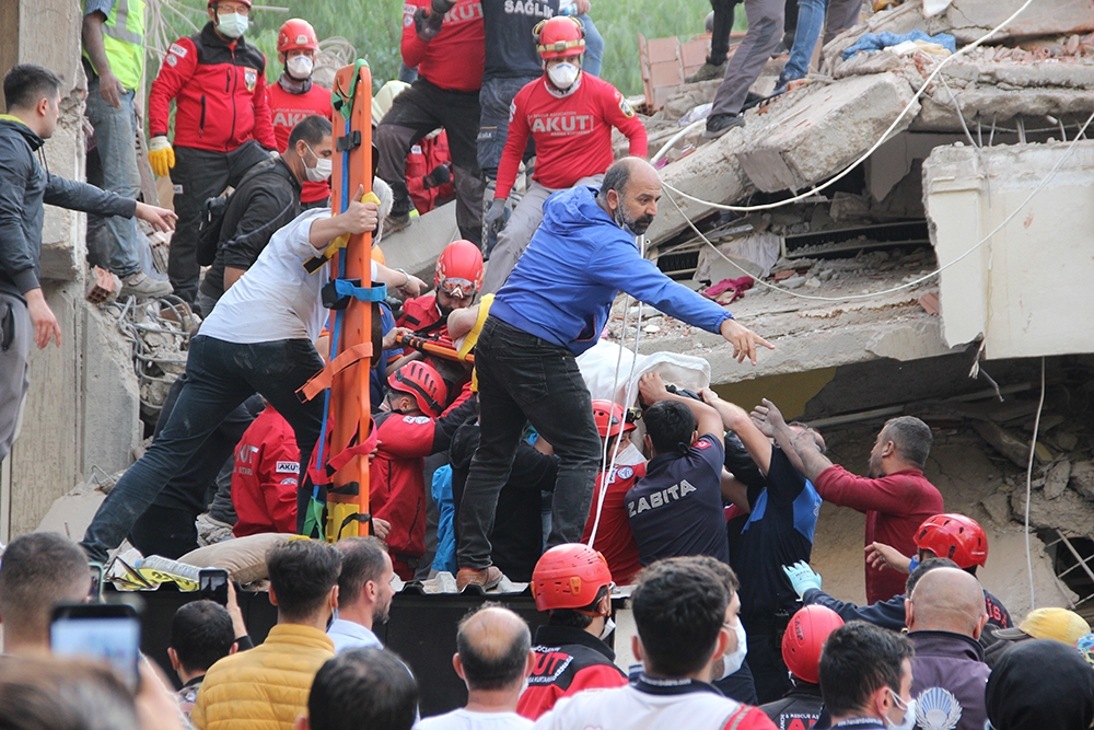 İzmir’deki enkazdan bir kişi daha kurtarıldı