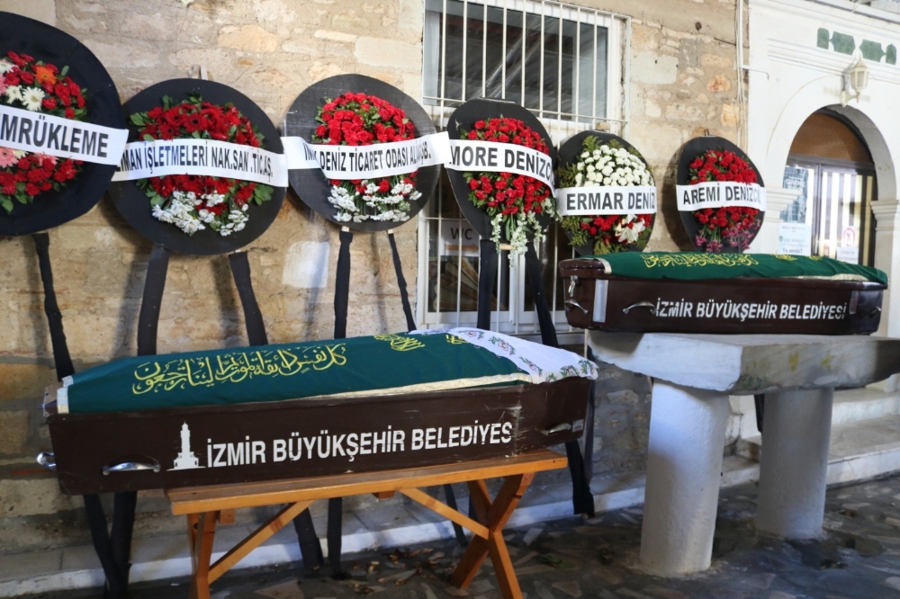 İzmirdeki Yangında Can Veren Anne Ve Oğlu Yan Yana Defnedildi