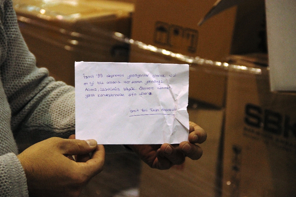 İzmir’e gönderilen yardım kolilerinden duygulandıran notlar çıkıyor