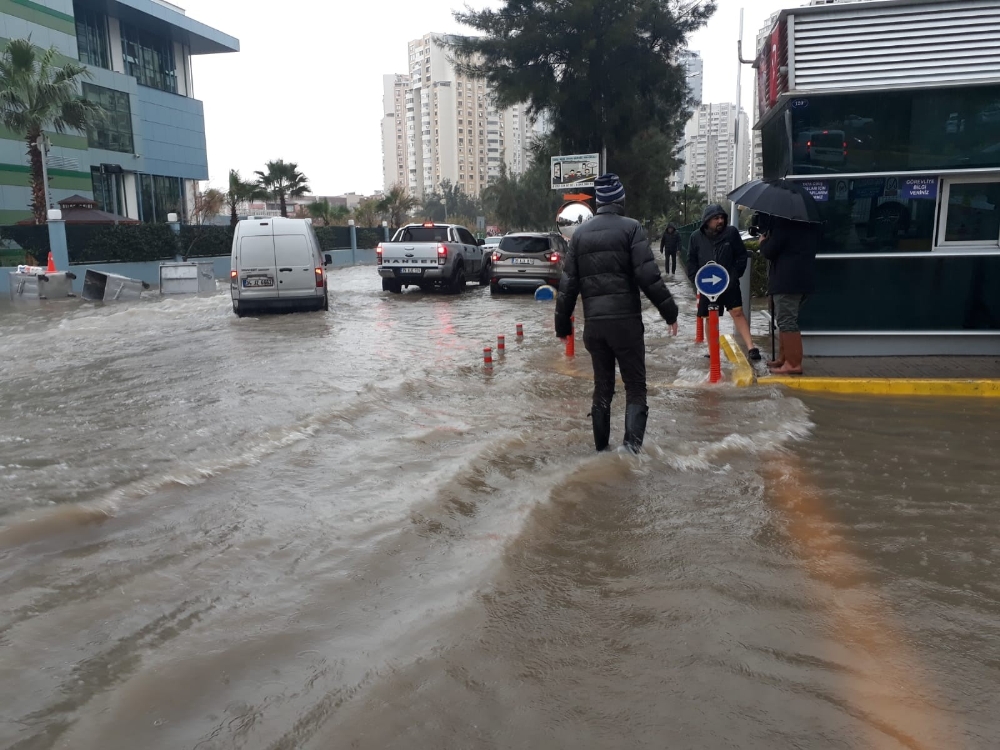 İzmiri Sağanak Ve Lodos Vurdu