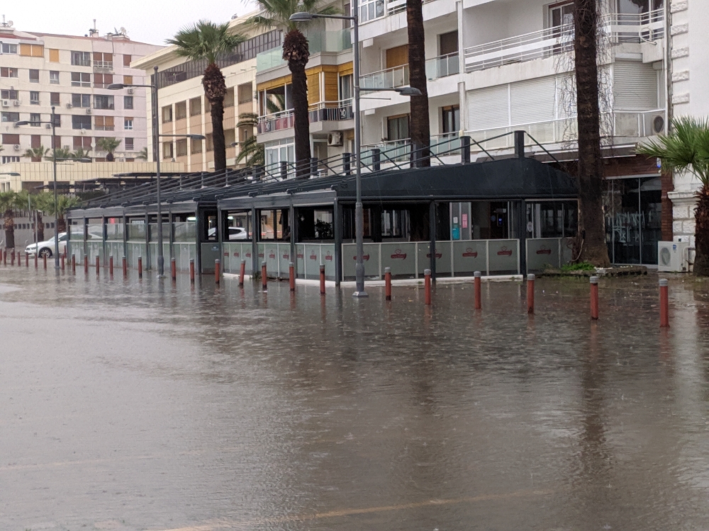 İzmir’i sel vurdu: Alt geçitler ve metro istasyonlarının çıkışları tıkandı