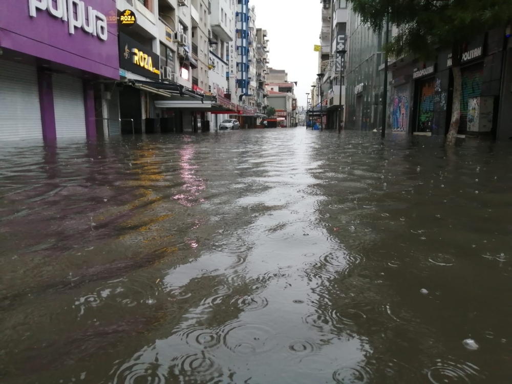 İzmir’i vuran sel felaketiyle esnaf ve vatandaş çaresiz kaldı