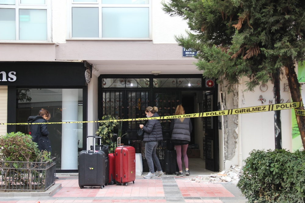 İzmir’in lüks semtindeki bina, çatlaklar nedeniyle boşaltılıyor