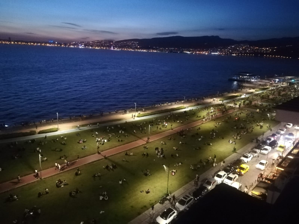 İzmirliler Kordon’a akın etti, kalabalık korkuttu