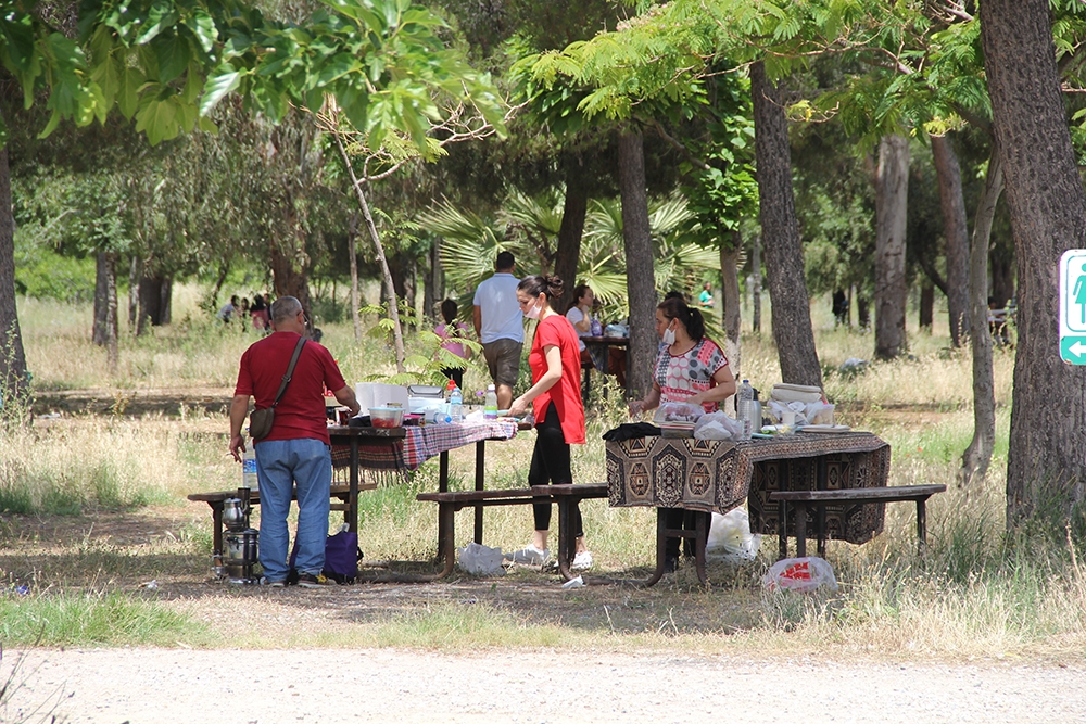 İzmirliler, soluğu piknik alanlarında aldı