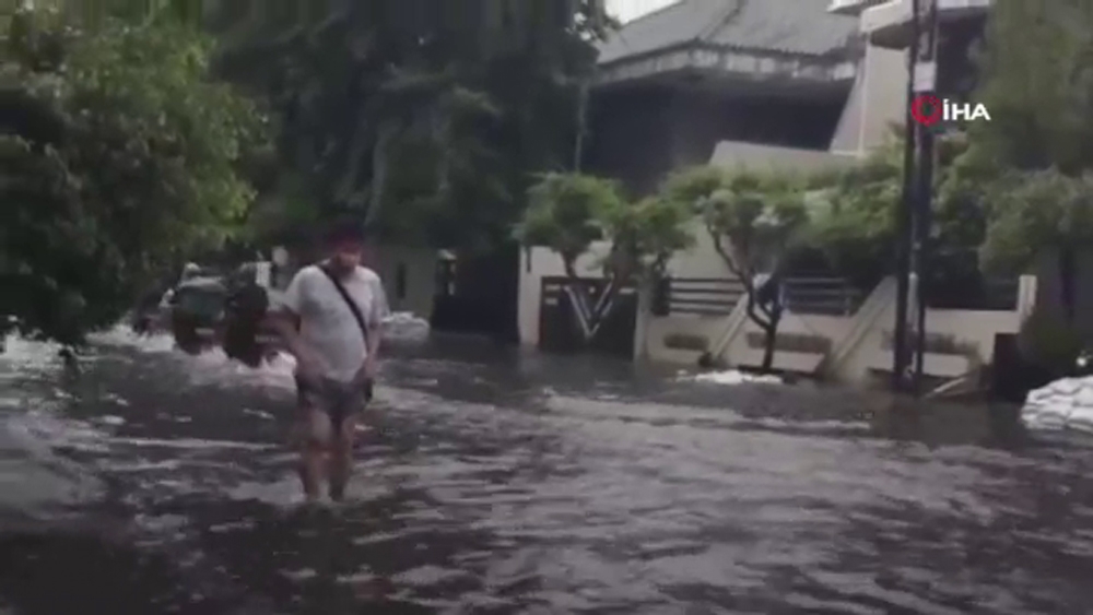 Jakarta sele teslim: 2 ölü