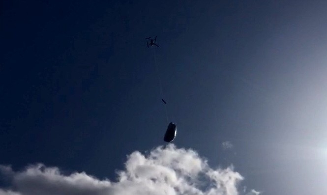 Jandarma yaşlı kadına ilaçlarını drone’la ulaştırdı