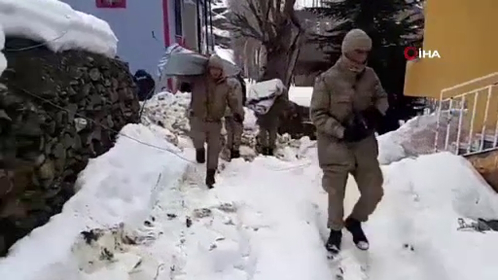 Jandarmadan depremzedelere yardım eli