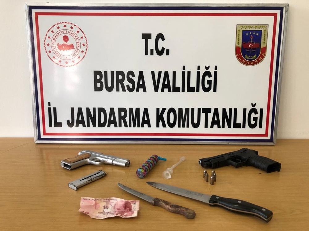Jandarmadan kaçan otomobil cephanelik gibi çıktı