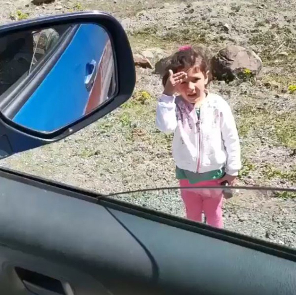 Jandarmaya selam veren minik kız yürekleri ısıttı