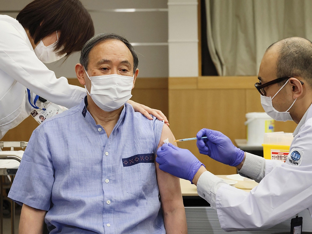 Japonya Başbakanı Suga Covid-19 aşısı oldu