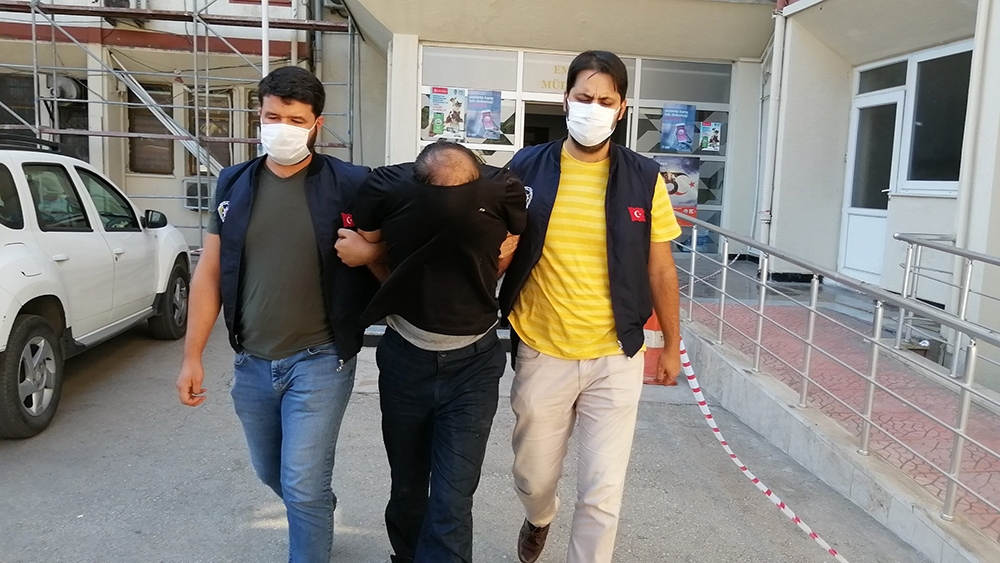Jilet yöntemiyle hırsızlık yapan şahsın görüntüleri ortaya çıktı