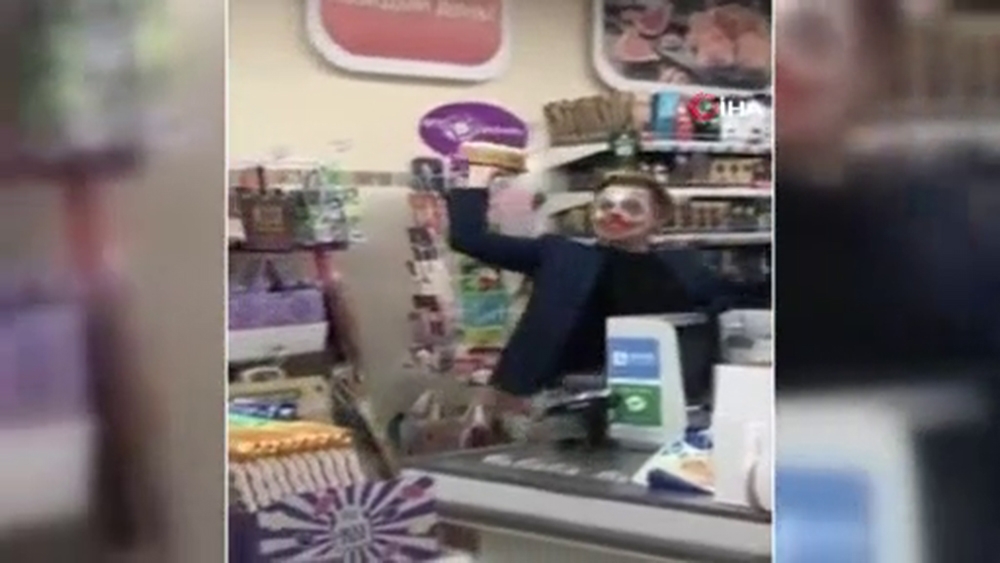 Joker kılığına giren adam eğlendireyim derken sinirlendirdi