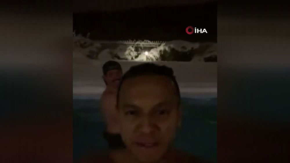 Josef sözünde durdu, buz tutmuş havuza atladı