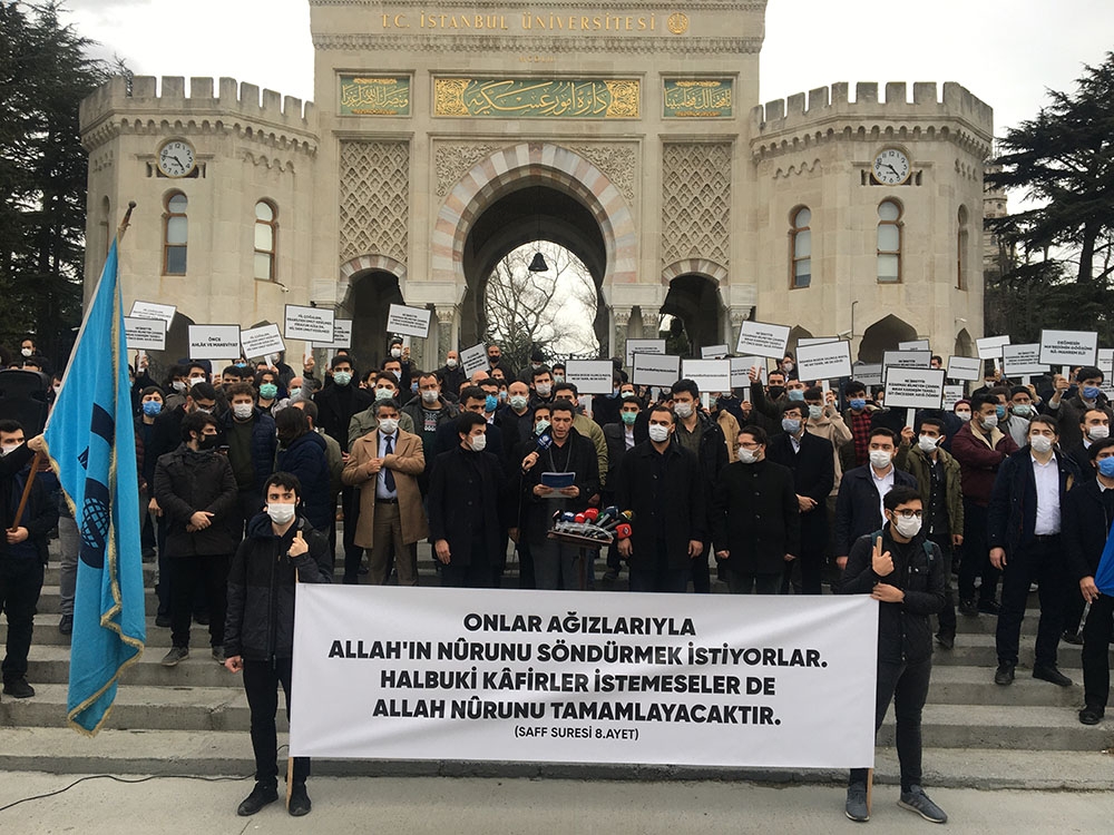 Kabe fotoğrafının yere serilmesi Beyazıt’ta protesto edildi