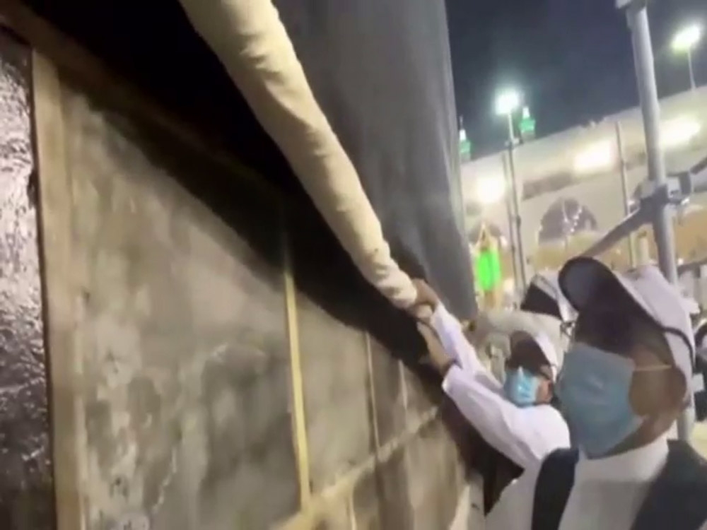 Kabe örtüsü yukarı kaldırıldı