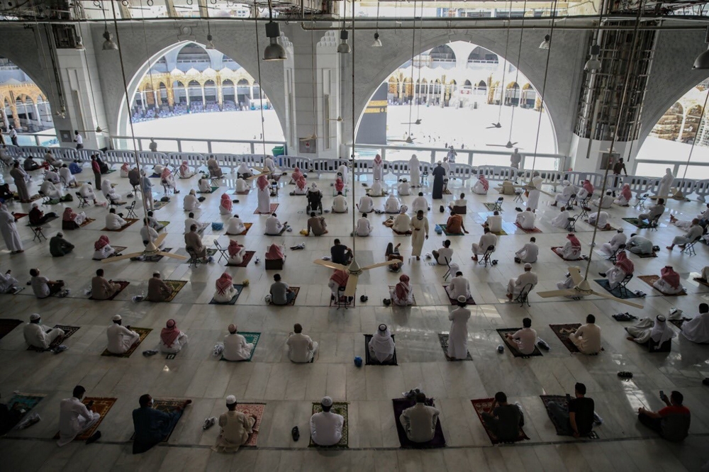 Kabe’de 7 ay sonra ilk cuma namazı kılındı