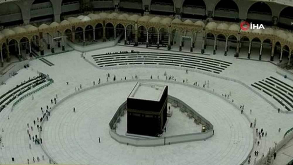 Kabe’de Cuma namazı tavaf alanının dışında kılındı