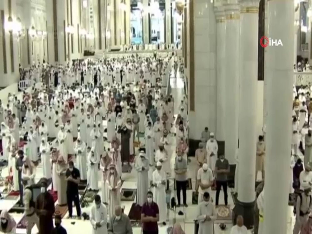 Kabe’de ilk teravih namazı Covid-19 önlemleri altında kılındı