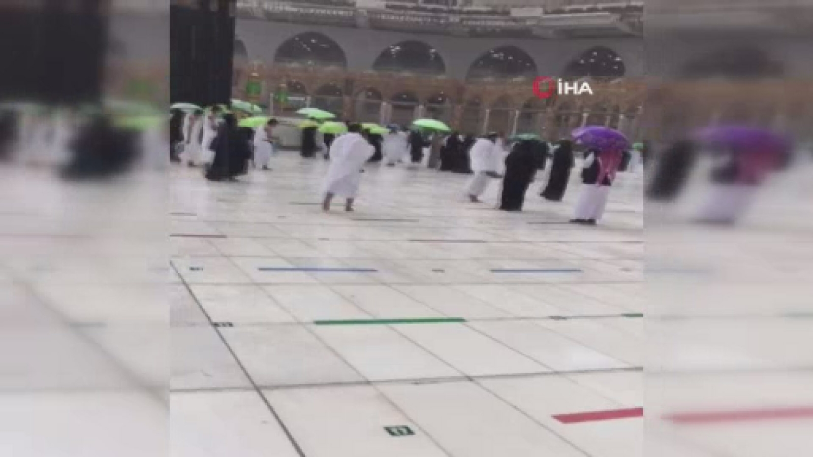 Kabe’de sağanak yağışa rağmen tavaf devam etti
