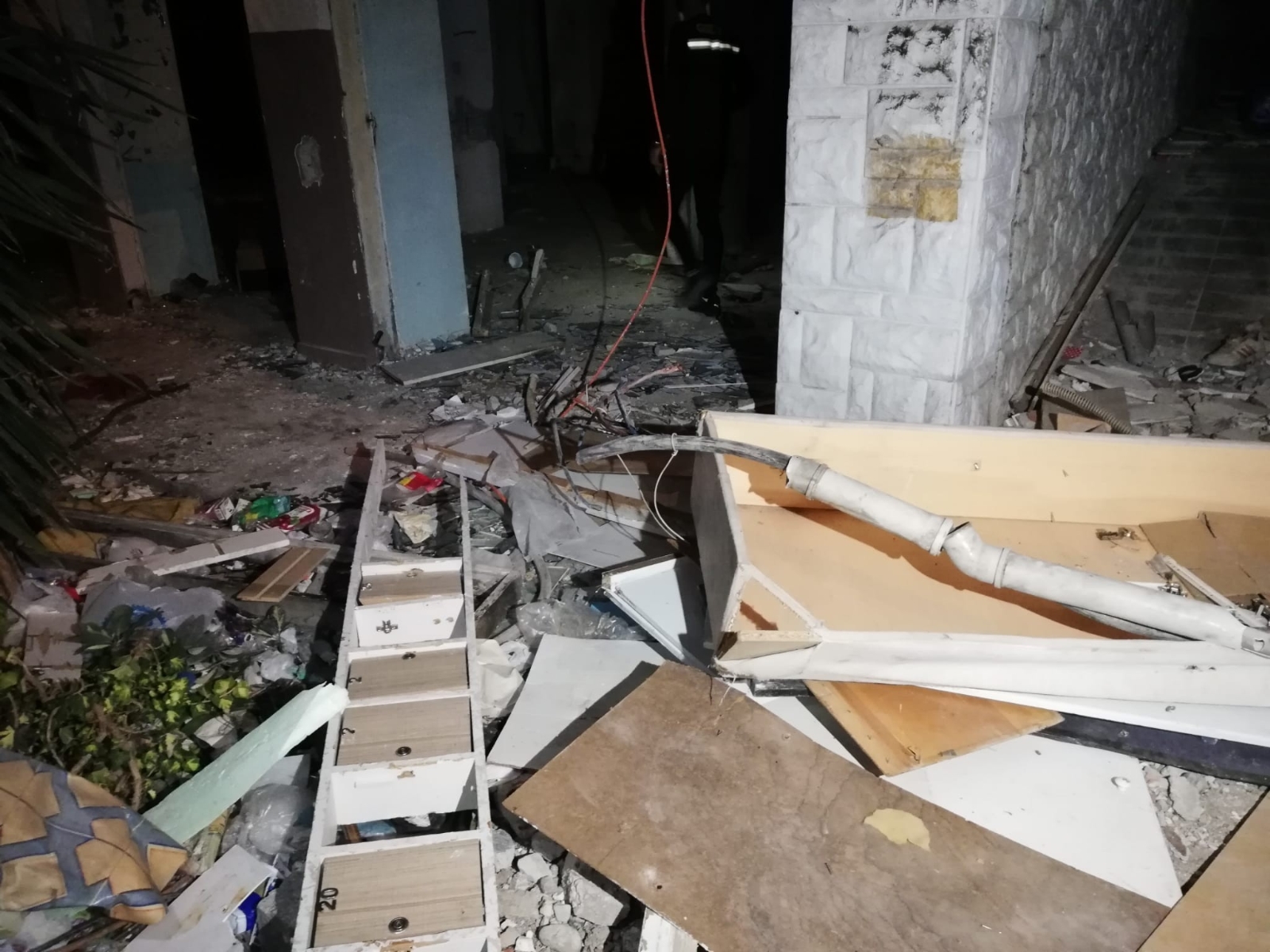Kablo çalmak isterken elektrik akıma kapılan kişi hayatını kaybetti
