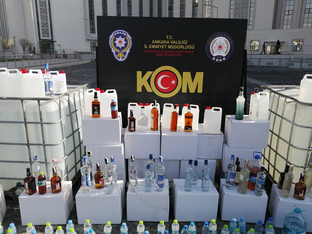 Kaçak alkol operasyonunda ele geçirilen malzemeler basına gösterildi