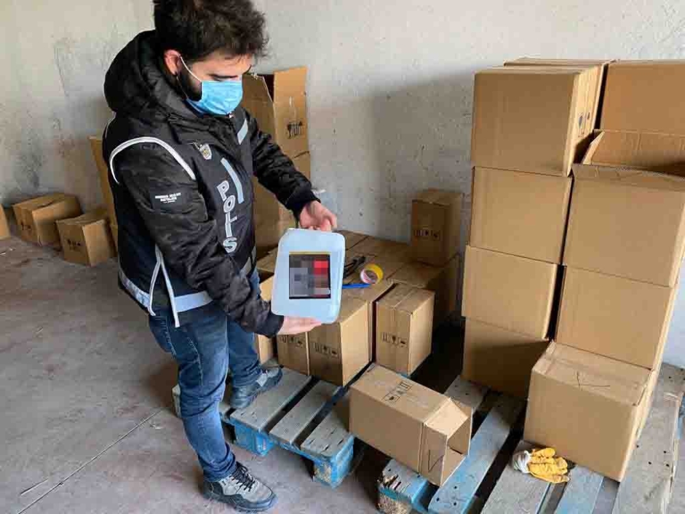 Kaçak alkolleri arabaya yüklerken suçüstü yakalandılar