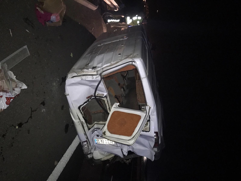 Kaçak göçmen taşıyan ticari minibüs kaza yaptı: 5’i ağır 21 yaralı