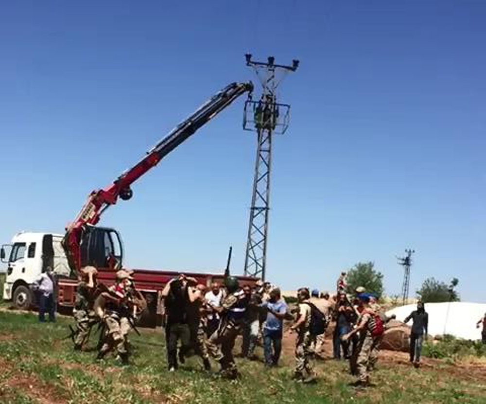 Kaçak trafolara el koyan Dicle Elektrik görevlilerine saldırdılar