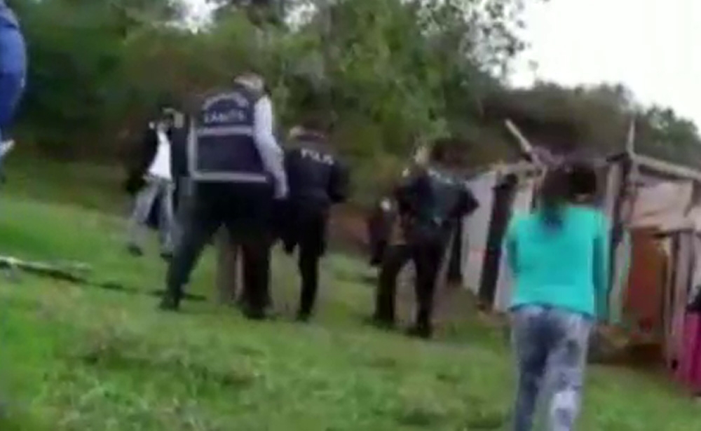 Kaçak yapıları yıkmak isteyen zabıta ekiplerine saldırdılar