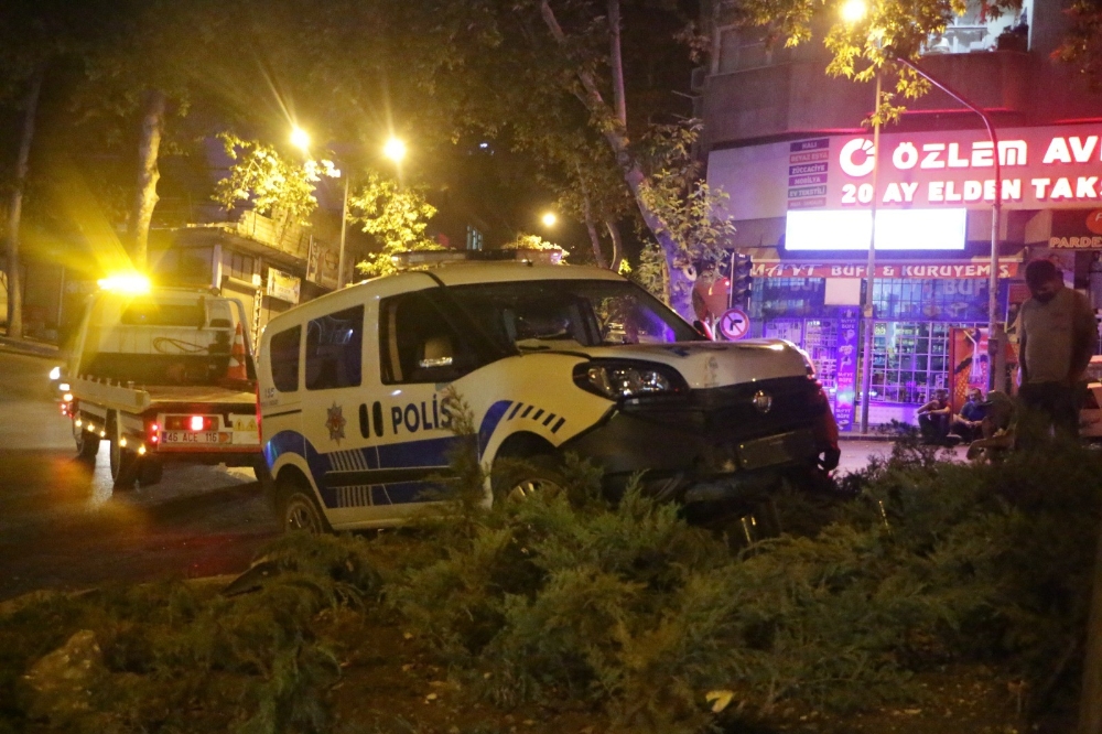 Kaçan otomobili kovalayan polisler kaza yaptı: 2 polis yaralı