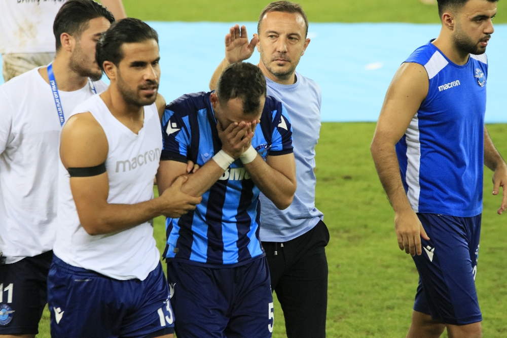 Kaçan penaltı sonrasında Adana Demirspor futbolcuları yıkıldı
