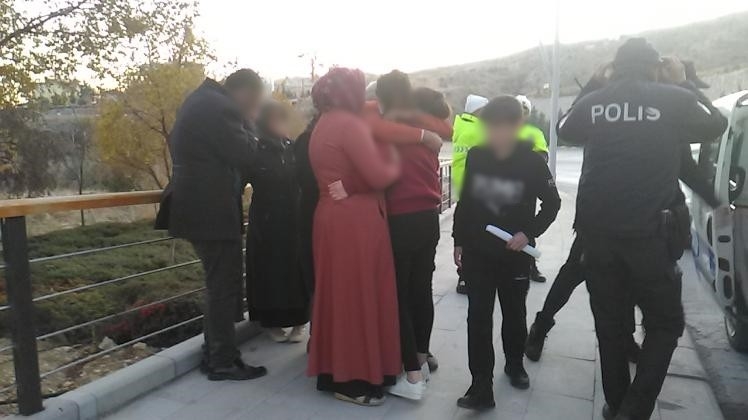Kaçırılıp Arabadan Atıldı: Ailesini Görünce Gözyaşlarına Boğuldu