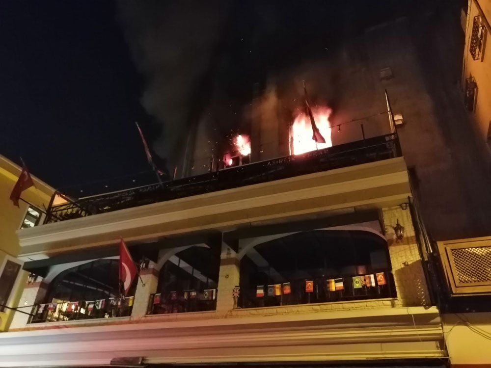 Kadıköy De 5 Katlı Binada Korkutan Yangın