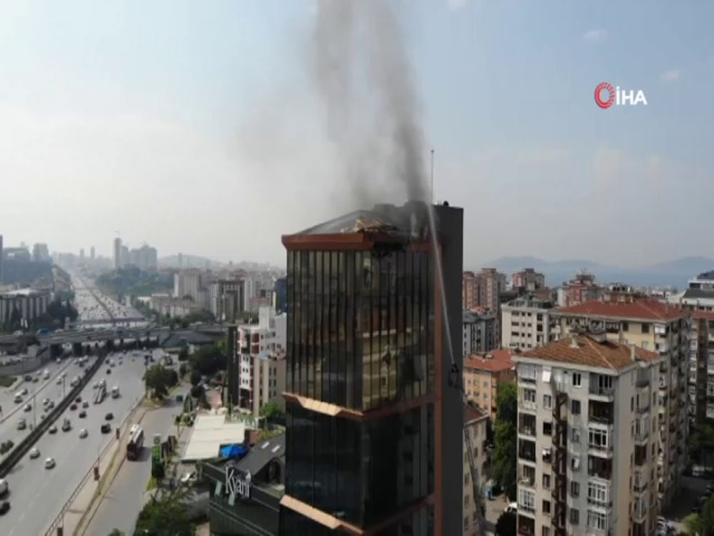 Kadıköy’de 14 katlı plazanın çatısında yangın