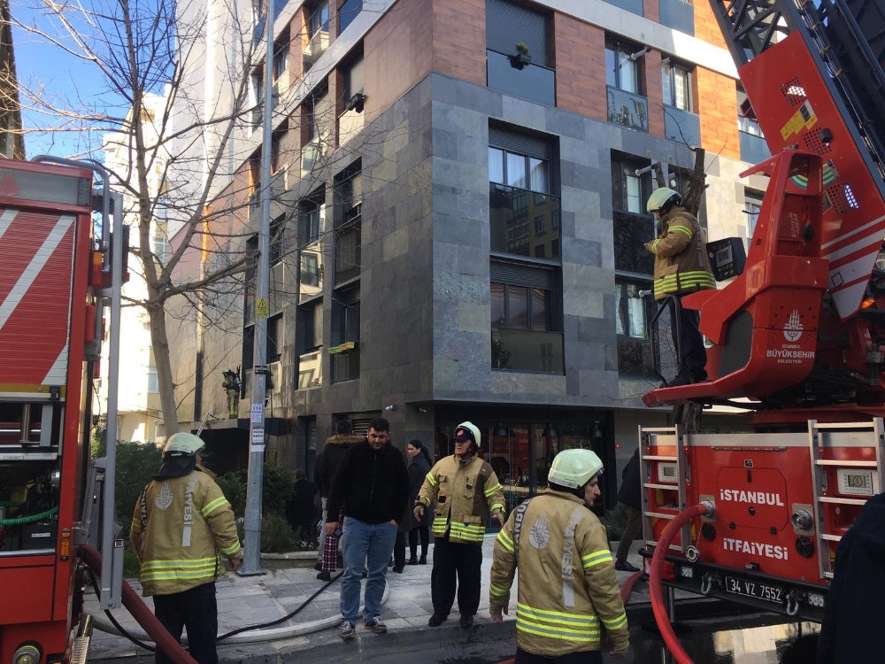 Kadıköy’de 9 katlı apartmanda yangın paniği
