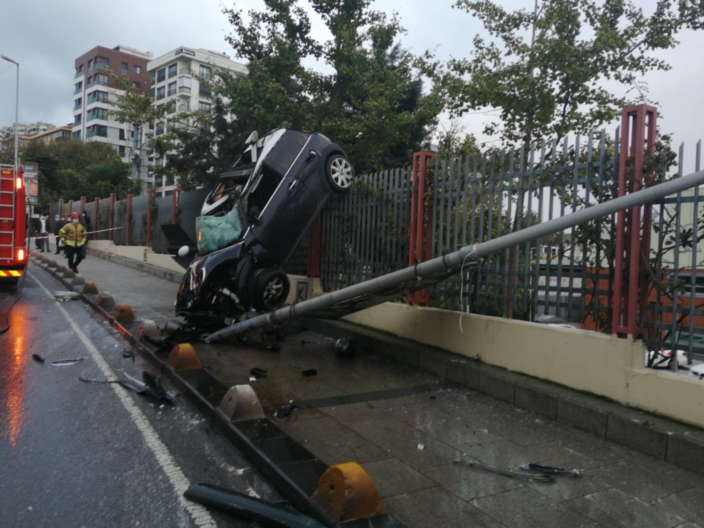 Kadıköy’de akıl almaz kaza, otomobil asılı kaldı: 1 yaralı