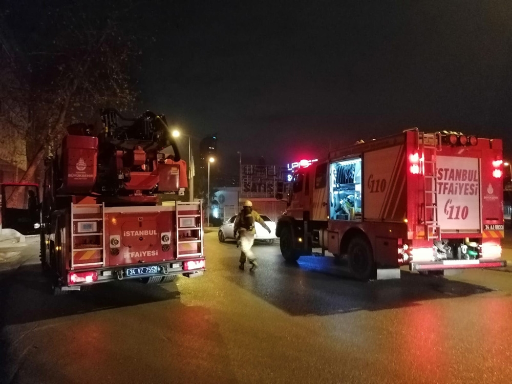 Kadıköyde Alevler Geceyi Aydınlattı