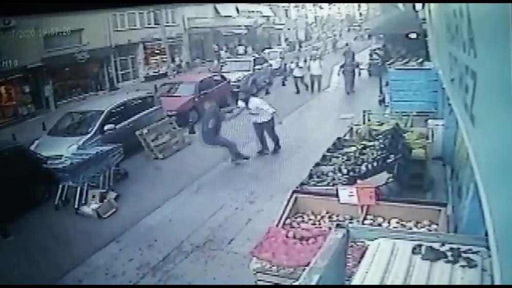 Kadıköy’de bıçaklı dehşet kamerada