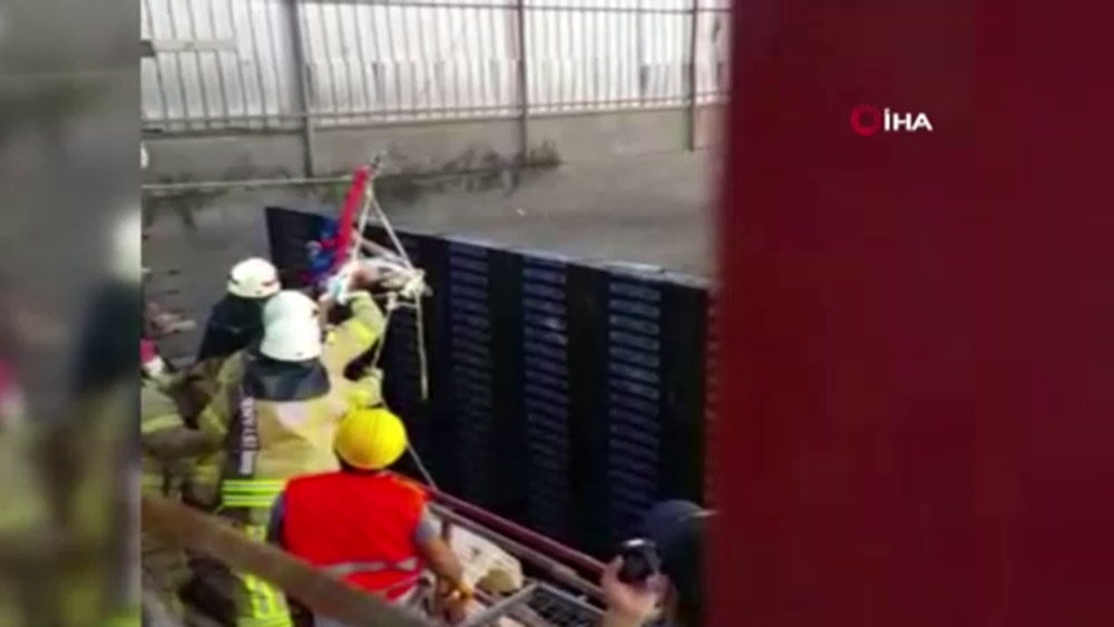 Kadıköy’de bir inşaatta iskele çöktü; 3 işçi yaralandı