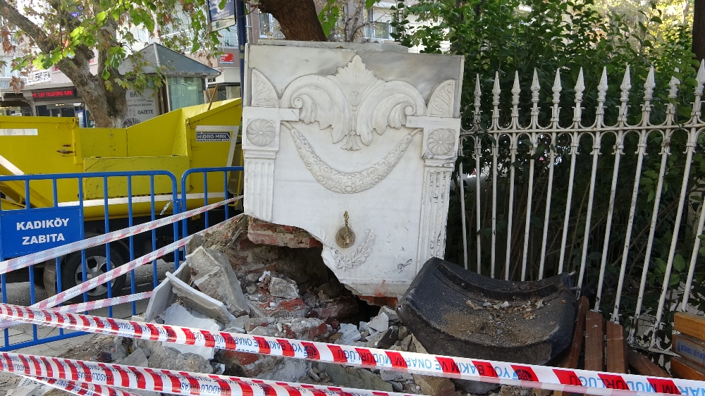 Kadıköy’de bulunan tarihi çeşmeye araç çarptı
