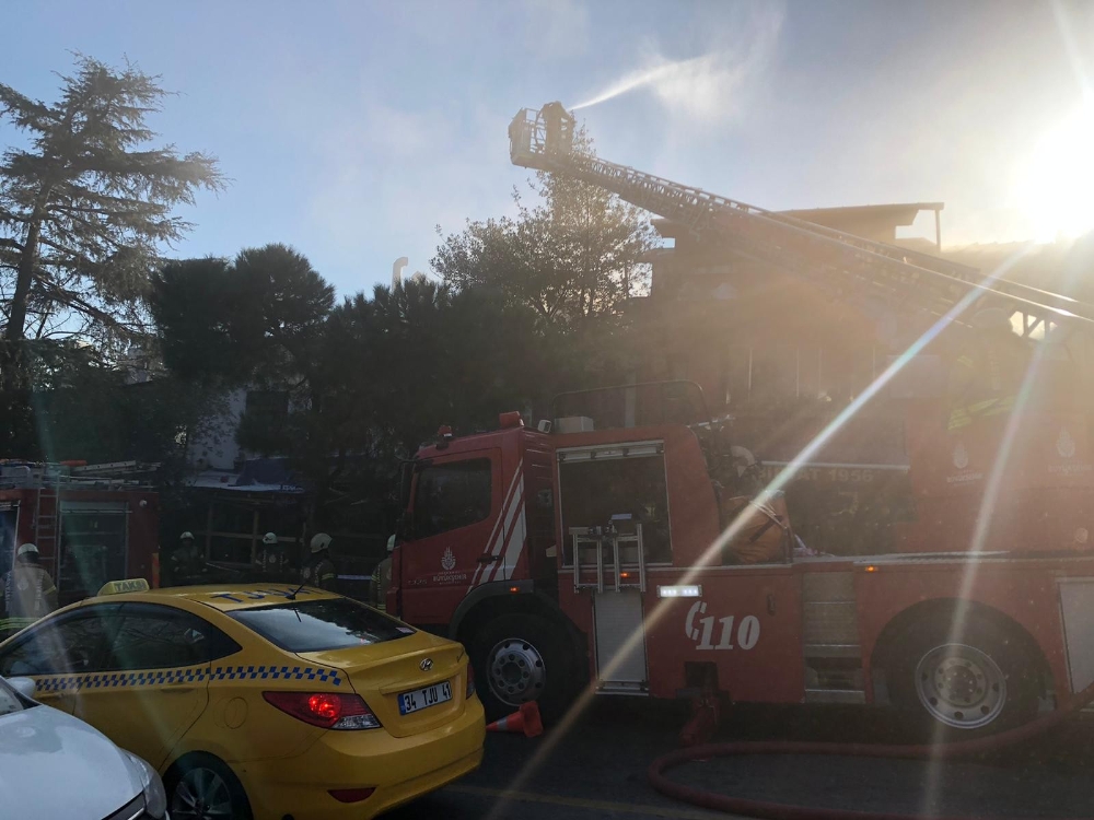 Kadıköy’de çıkan yangında 1 restoran ve 2 evin çatısı kül oldu