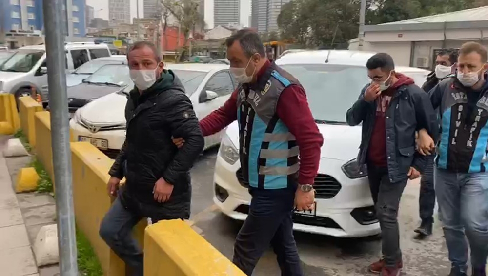 Kadıköy’de değnekçilik yapan 3 şahıs yakalandı
