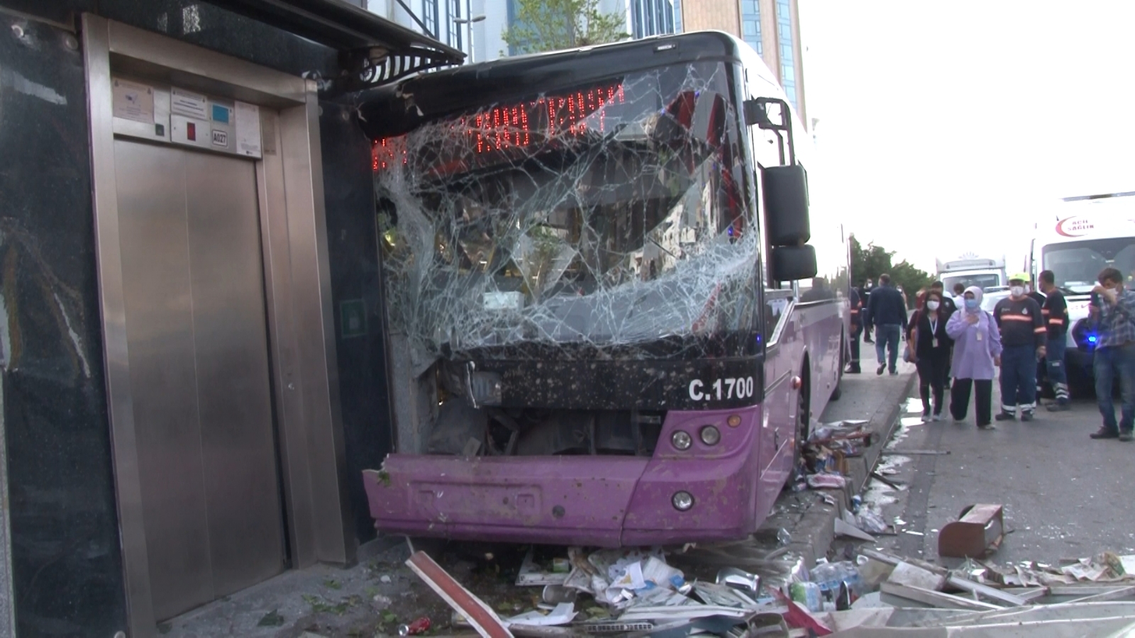 Kadıköy’de feci kaza: Direksiyon hakimiyetini kaybeden otobüs sürücüsü büfeye daldı