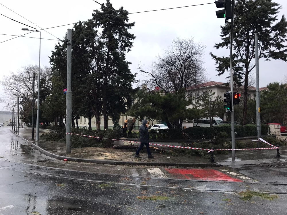 Kadıköy’de fırtına nedeniyle nostaljik tramvay seferleri bir süre durdu